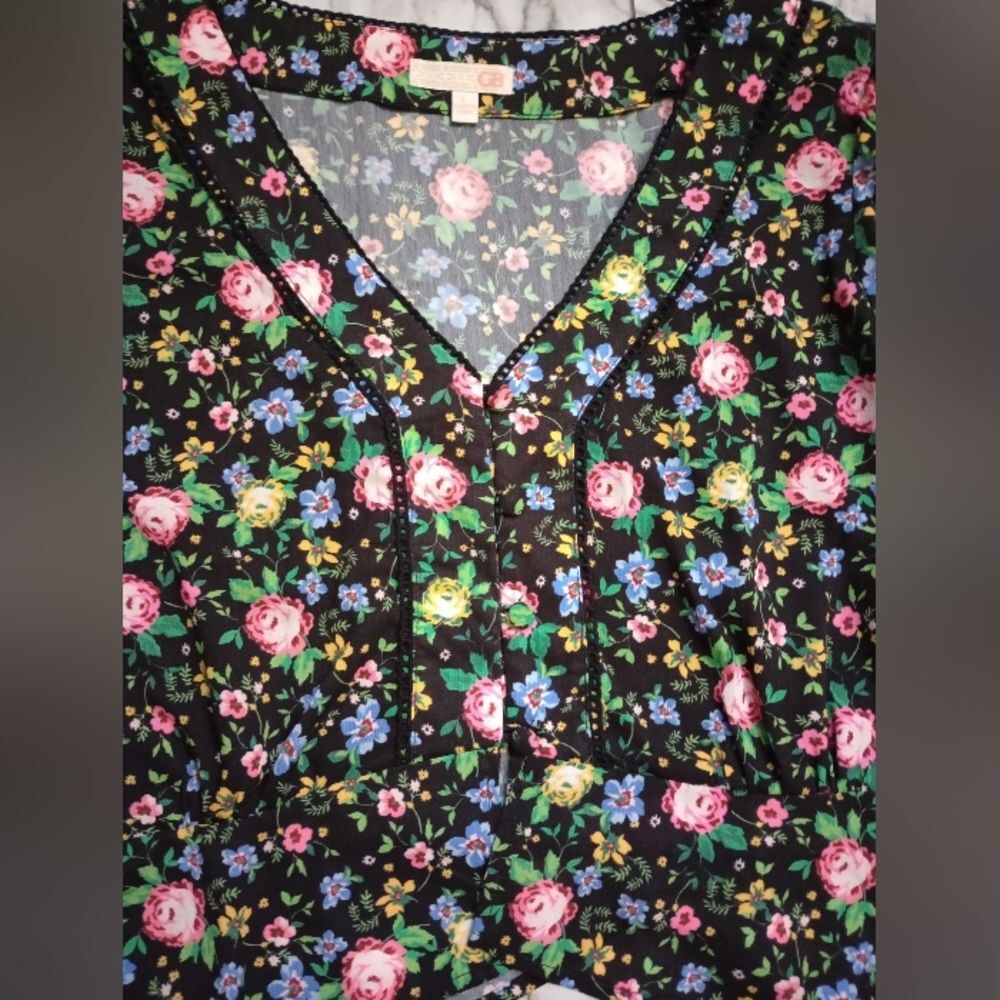 NWT GB Floral Cropped V Neck Blouse with Covered Buttons - Picture 3 of 9